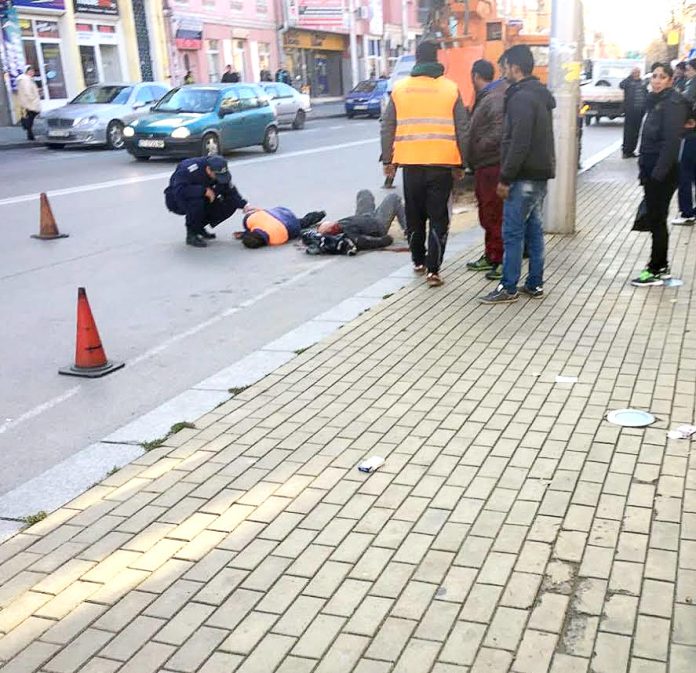 Двама общински работници паднаха от 10 метра височина в Казанлък