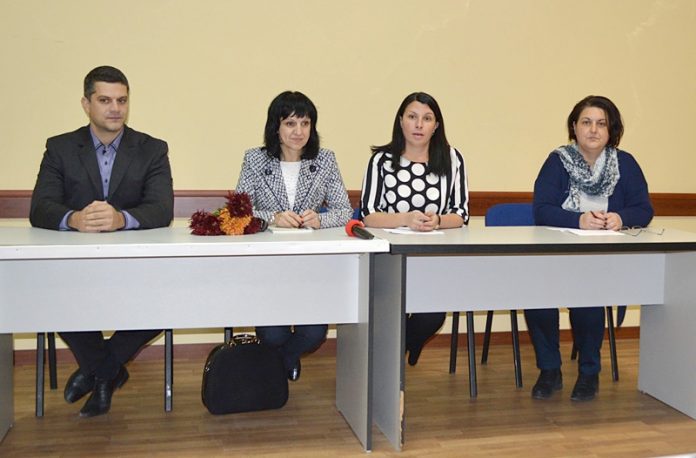 Участници в понеделничния брифинг в Казанлък Снимка: kazanlak.com