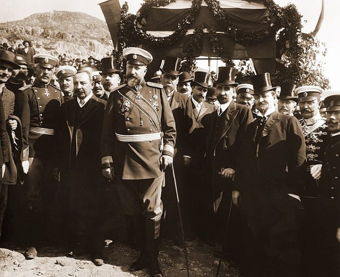 Tzar_Ferdinand_of_Bulgarian-independence Цар Фердинанд I, премиерът Александър Малинов и други официални лица при обявяването на независимостта на България