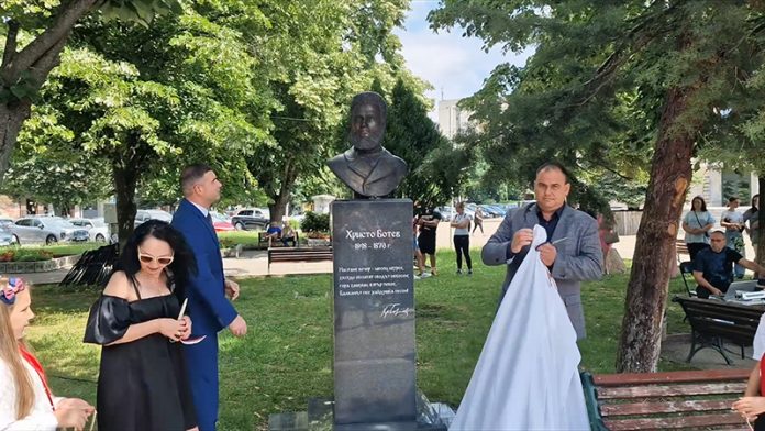 radnevo_pametnik_botev