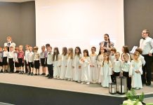 Малки старозагорчета почетоха народните будители с празничен спектакъл и факелно шествие