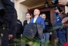 Кметът на Белица бе изведен с белезници, майка му припадна